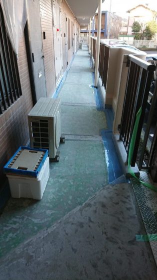 静岡県長泉町の某賃貸マンションで廊下の防滑シートを貼ってきました❗